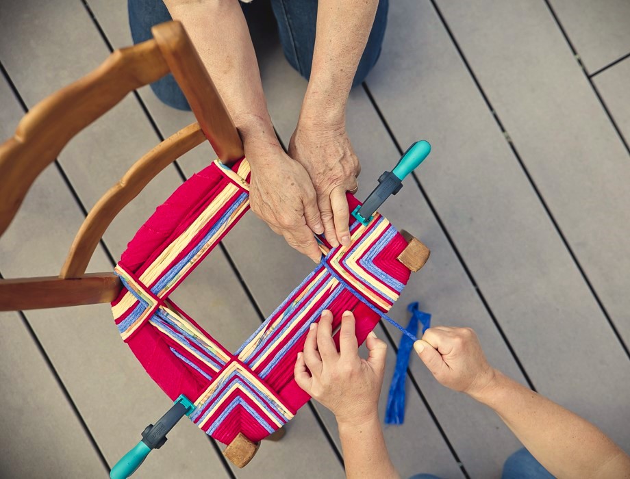 Chaises rempaillée artisanalement à quatre mains avec des tissus de réemploi.